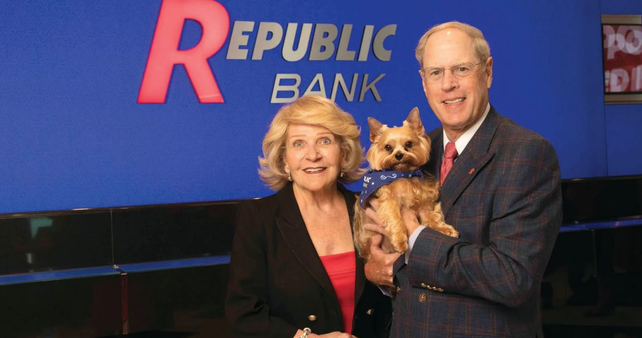 Ο CEO που προσέλαβε τη σύζυγο, έκανε Sir τον σκύλο τους και... γκρέμισε μια τράπεζα