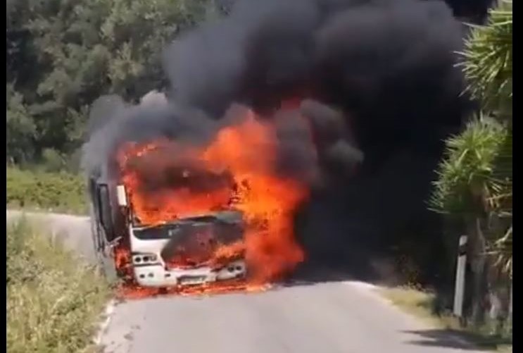 Κέρκυρα: Φωτιά σε τουριστικό λεωφορείο - Κάηκε ολοσχερώς