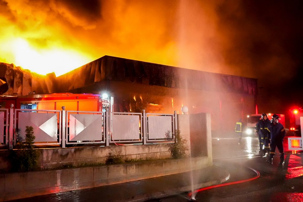 Λαμία: Από πρόθεση η φωτιά στο εργοστάσιο τροφίμων - Η έκθεση της Πυροσβεστικής