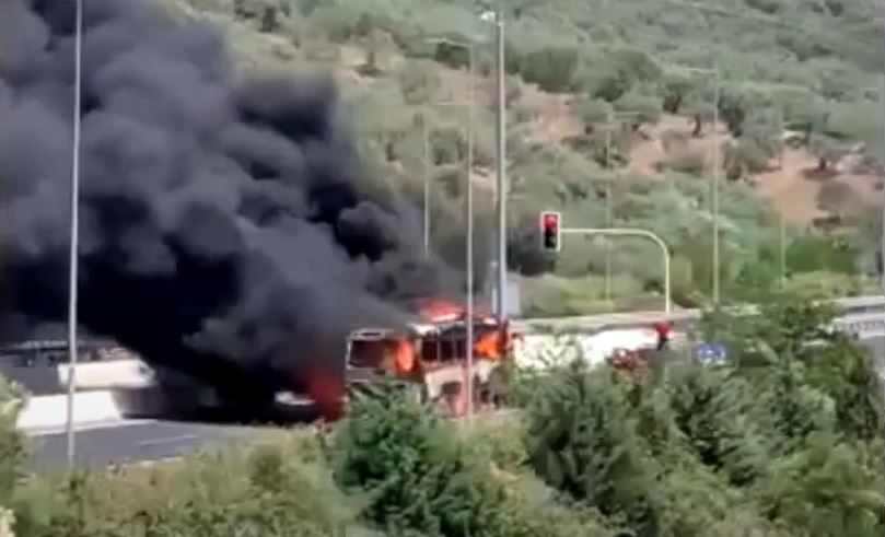 Στυλίδα: Φωτιά σε τουριστικό λεωφορείο στη εθνική οδό - Κάηκε ολοσχερώς, σώθηκαν οι επιβάτες