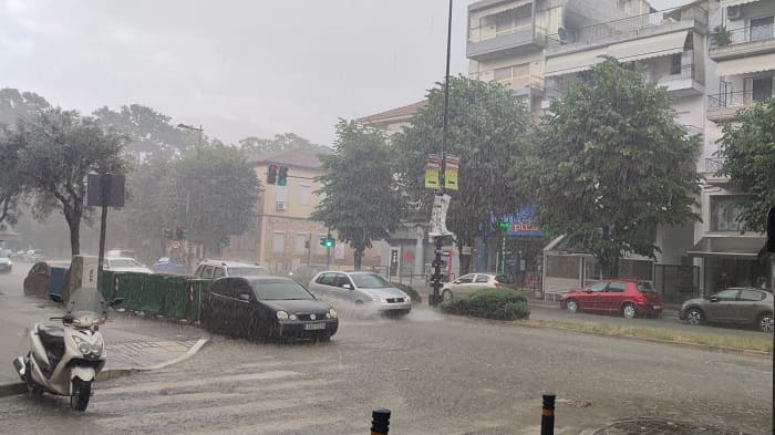 Ξαφνικό μπουρίνι έπληξε τα Ιωάννινα - διεκόπη η κυκλοφορία σε δρόμο λόγω συσσώρευσης υδάτων