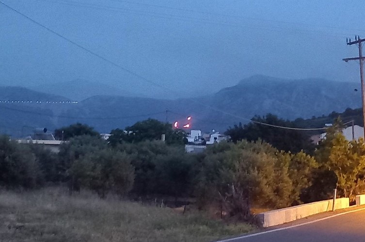 Κρήτη: Φωτιά στις Γωνιές Πεδιάδος στο Ηράκλειο - Μεγάλη επιχείρηση της πυροσβεστικής
