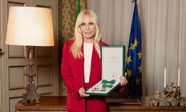 Η Donatella Versace τιμήθηκε από τον Πρόεδρο της Ιταλίας για τη συμβολή της στον πολιτισμό