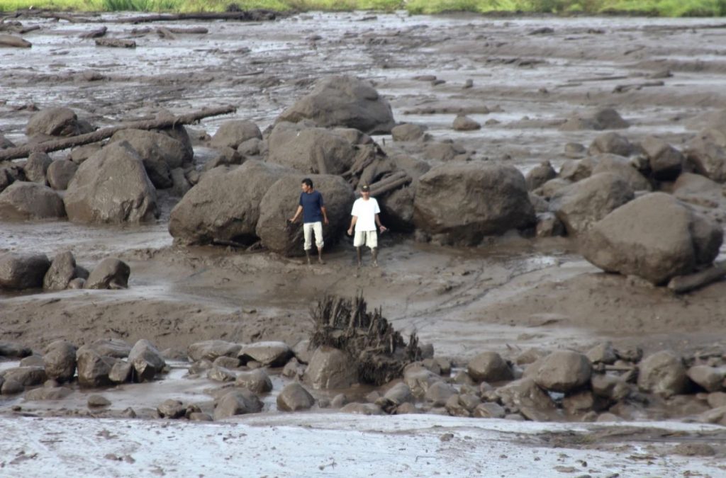 Ινδονησία: Τουλάχιστον 34 νεκροί από πλημμύρες και ροές κρύας λάβας