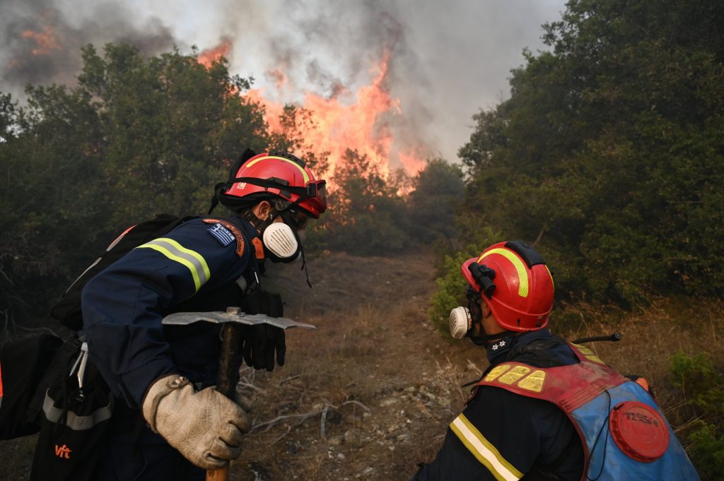 Φωτιά σε Τζουμέρκα και Πιερία – Επιχειρούν εναέρια