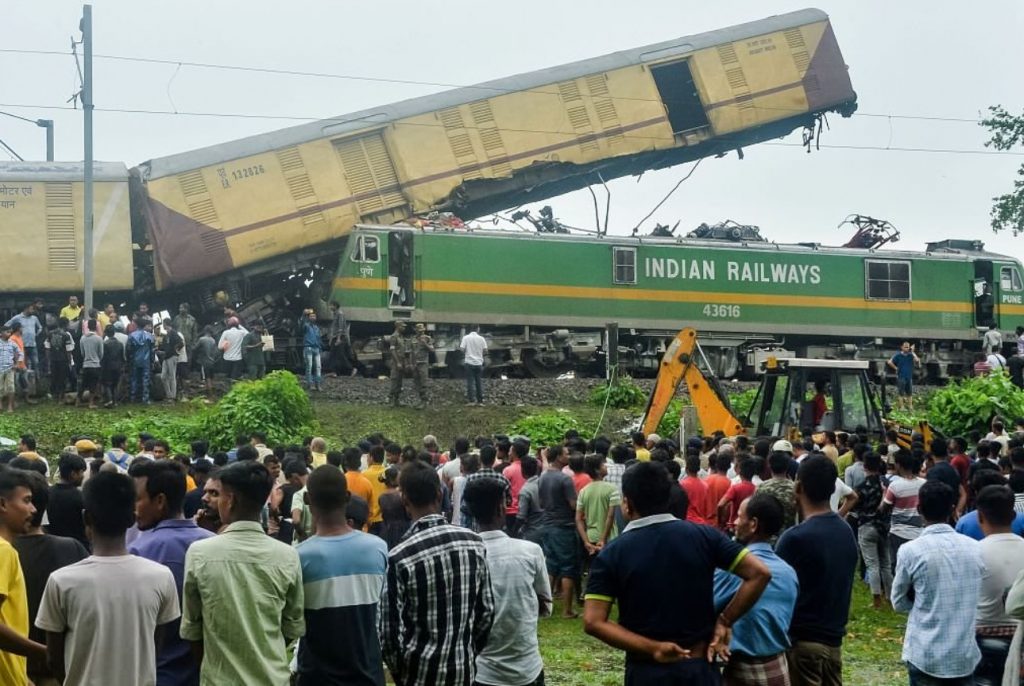 Ινδία: Στους 15 οι νεκροί από τη σύγκρουση τρένων – Ξεκινά έρευνα για τα αίτια του δυστυχήματος