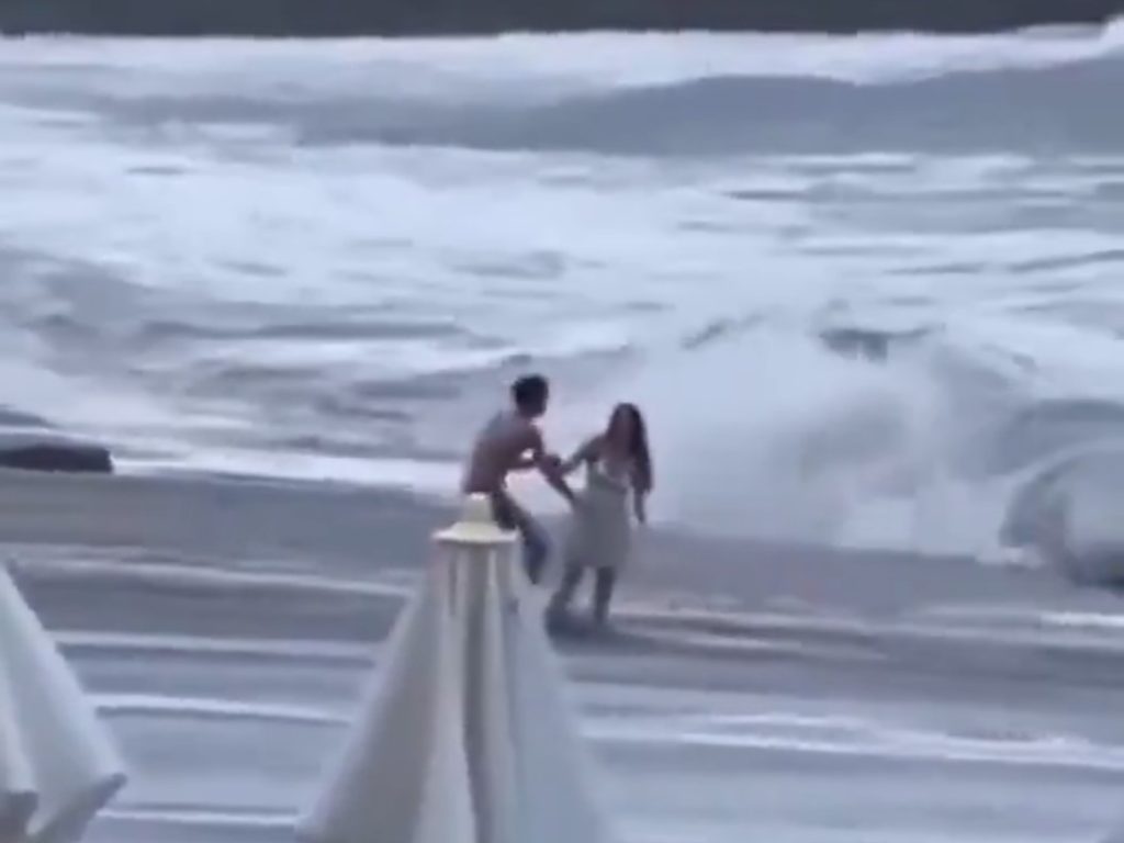 Ρωσία: Η συγκλονιστική στιγμή που κύματα παρασύρουν 20χρονη σε παραλία – Αγνοείται ακόμη