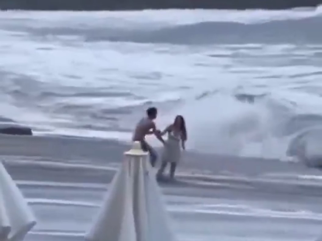 Ρωσία: Η συγκλονιστική στιγμή που κύματα παρασύρουν 20χρονη σε παραλία - Αγνοείται ακόμη