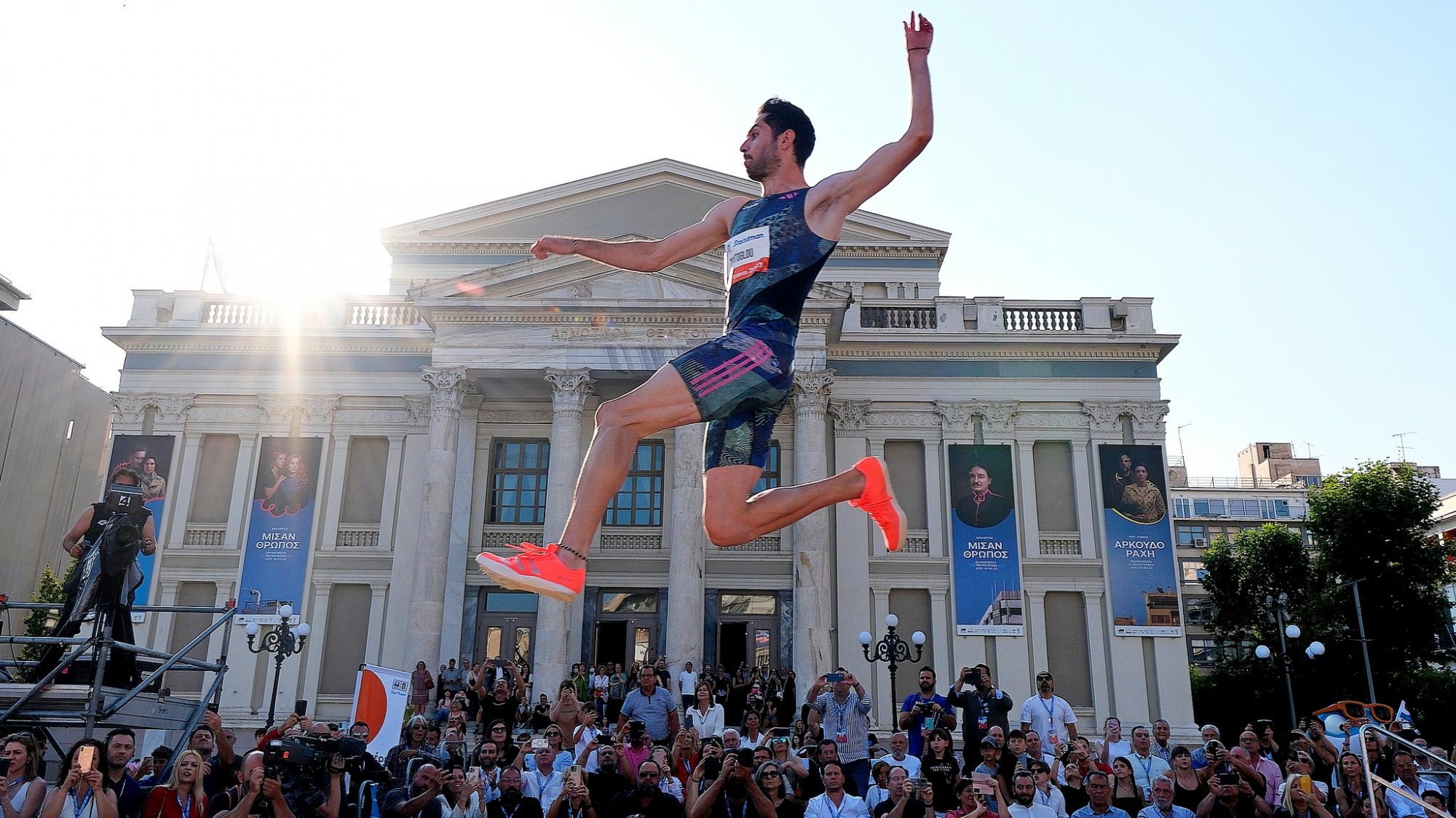 Το Piraeus Street Long Jump επιστρέφει στις 23 Ιουνίου στο Δημοτικό Θέατρο Πειραιά με τον Μίλτο Τεντόγλου