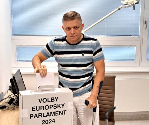 Ρόμπερτ Φίτσο: Με πατερίτσες και μέσα από το νοσοκομείο ψήφισε ο σλοβάκος πρωθυπουργός για τις ευρωεκλογές