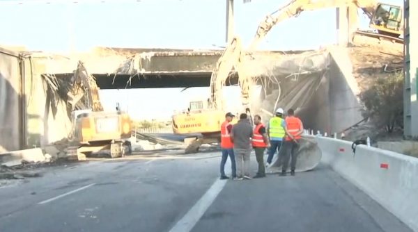 Γκρεμίζουν την αερογέφυρα στον Ισθμό μετά την έκρηξη του βυτιοφόρου στην Αθηνών – Κορίνθου