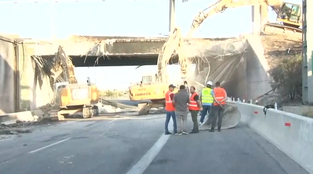 Γκρεμίζουν την αερογέφυρα στον Ισθμό μετά την έκρηξη του βυτιοφόρου στην Αθηνών – Κορίνθου