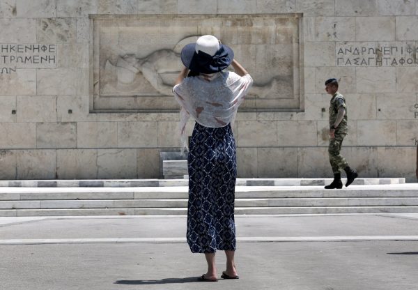 Τι κάνουμε αν εμφανιστούν συμπτώματα θερμοπληξίας – Ποιοι κινδυνεύουν περισσότερο