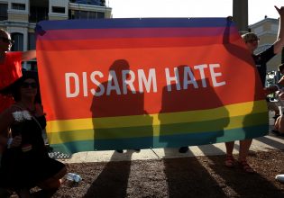 Οχτώ χρόνια από το μακελειό σε γκέι μπαρ στο Ορλάντο – Το ομοφοβικό χτύπημα που στοίχισε 49 ζωές