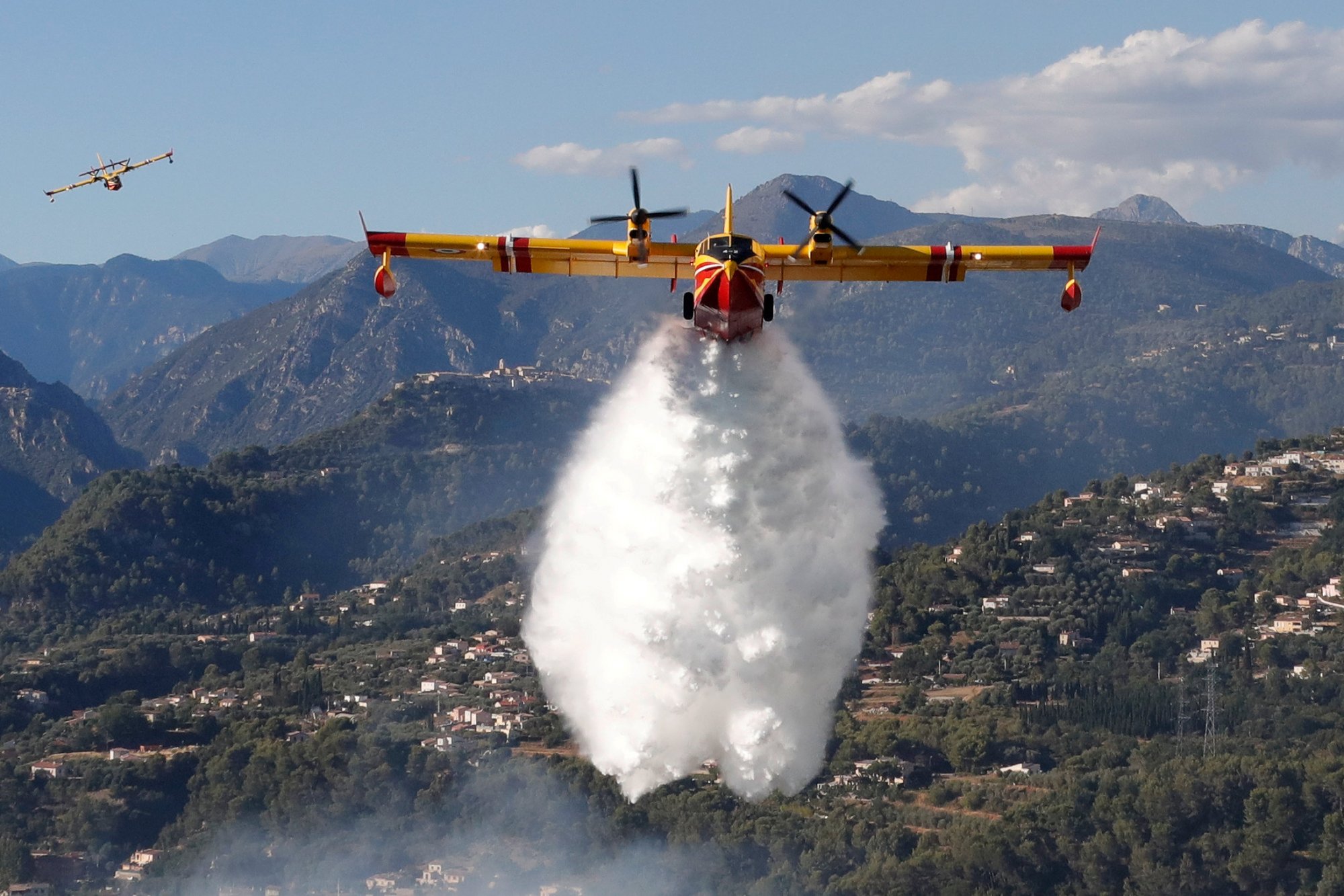 Φωτιά: Στην «μάχη» με τις φλόγες οι ήρωες πιλότοι των Canadair με επικίνδυνες ρίψεις