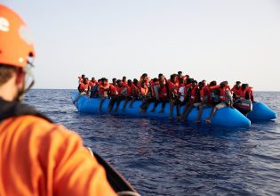 BBC: «Το ελληνικό λιμενικό πετάει μετανάστες στη θάλασσα για να πεθάνουν»