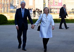 Χίλαρι και Μπιλ Κλίντον: Ο έρωτας, ο λεκές στο φόρεμα της Μόνικα και ξανά μαζί