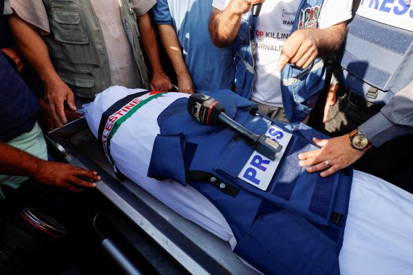 Γάζα: Τρομακτικός ο αριθμός των δημοσιογράφων που έχουν σκοτωθεί – «Το γιλέκο press δεν προστατεύει»