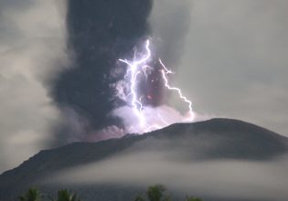 Ινδονησία: Νέες εκρήξεις στο ηφαίστειο Ίμπου – Η τέφρα εκτοξεύτηκε σε ύψος 5 χιλιομέτρων