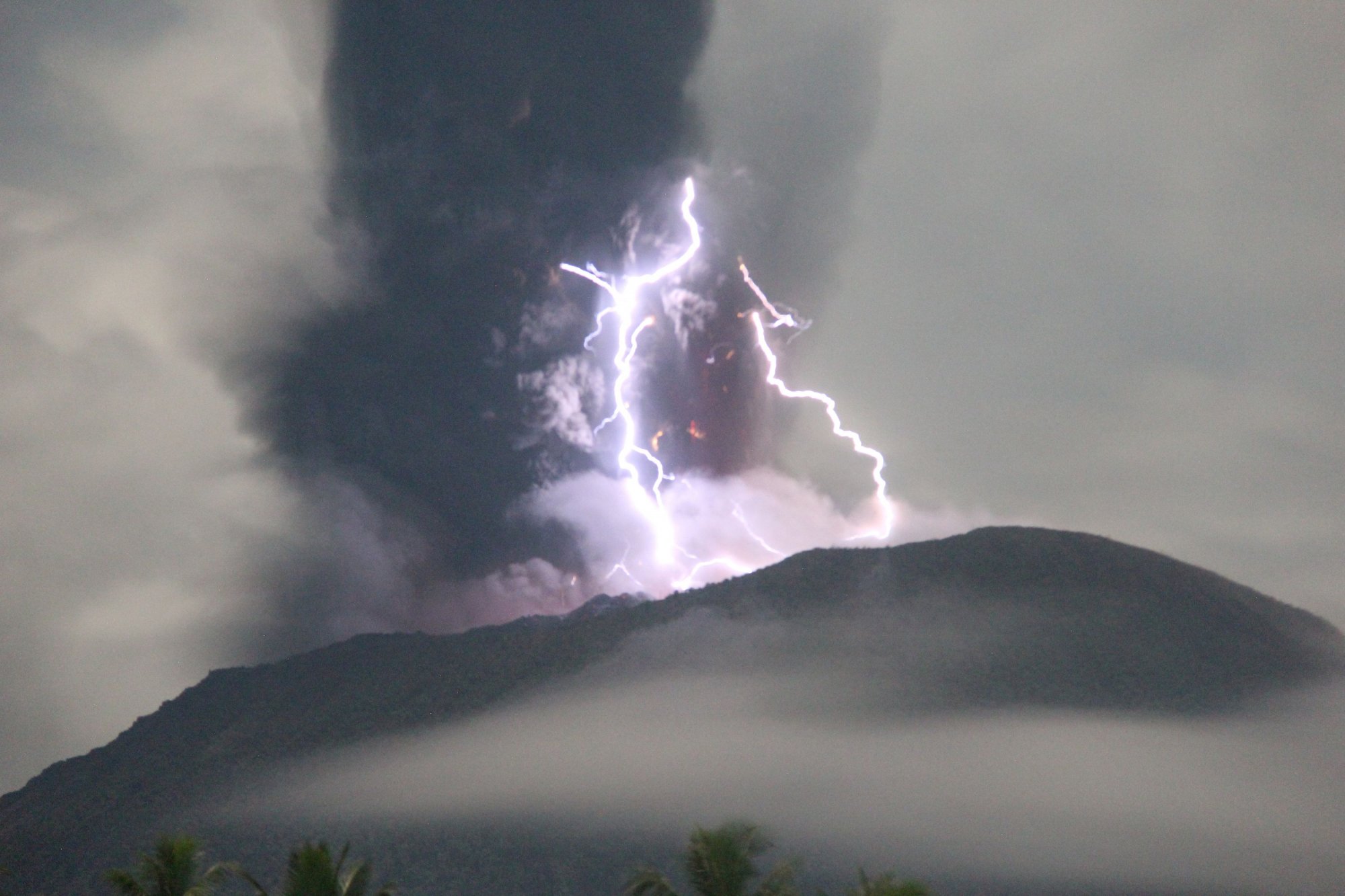 Ινδονησία: Νέες εκρήξεις στο ηφαίστειο Ίμπου – Η τέφρα εκτοξεύτηκε σε ύψος 5 χιλιομέτρων
