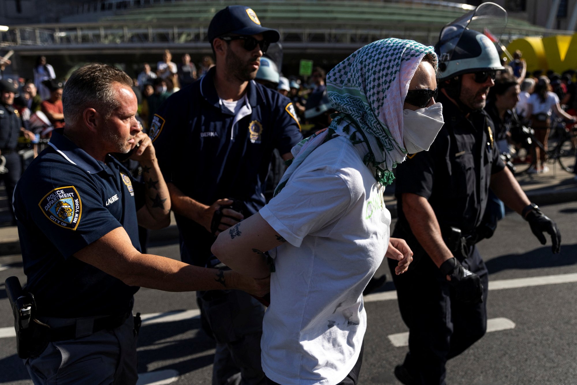 ΗΠΑ: Διαδηλωτές υπέρ της Παλαιστίνης εισέβαλαν σε μουσείο της Νέας Υόρκης - 22 συλλήψεις από την Αστυνομία
