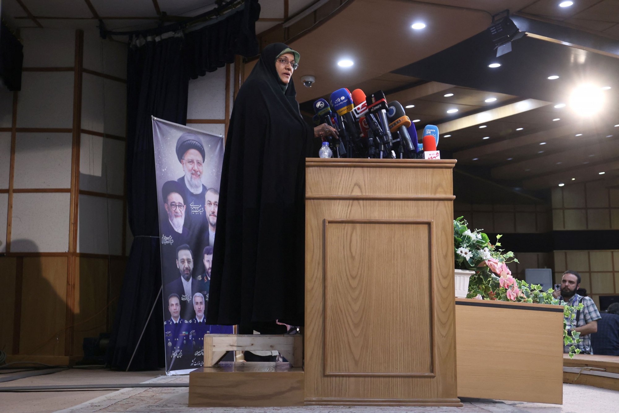 Ιράν: Ποια είναι η Ζοχρέχ Ελαχιάν – Η σκληροπυρηνική που θέλει να γίνει η πρώτη γυναίκα πρόεδρος