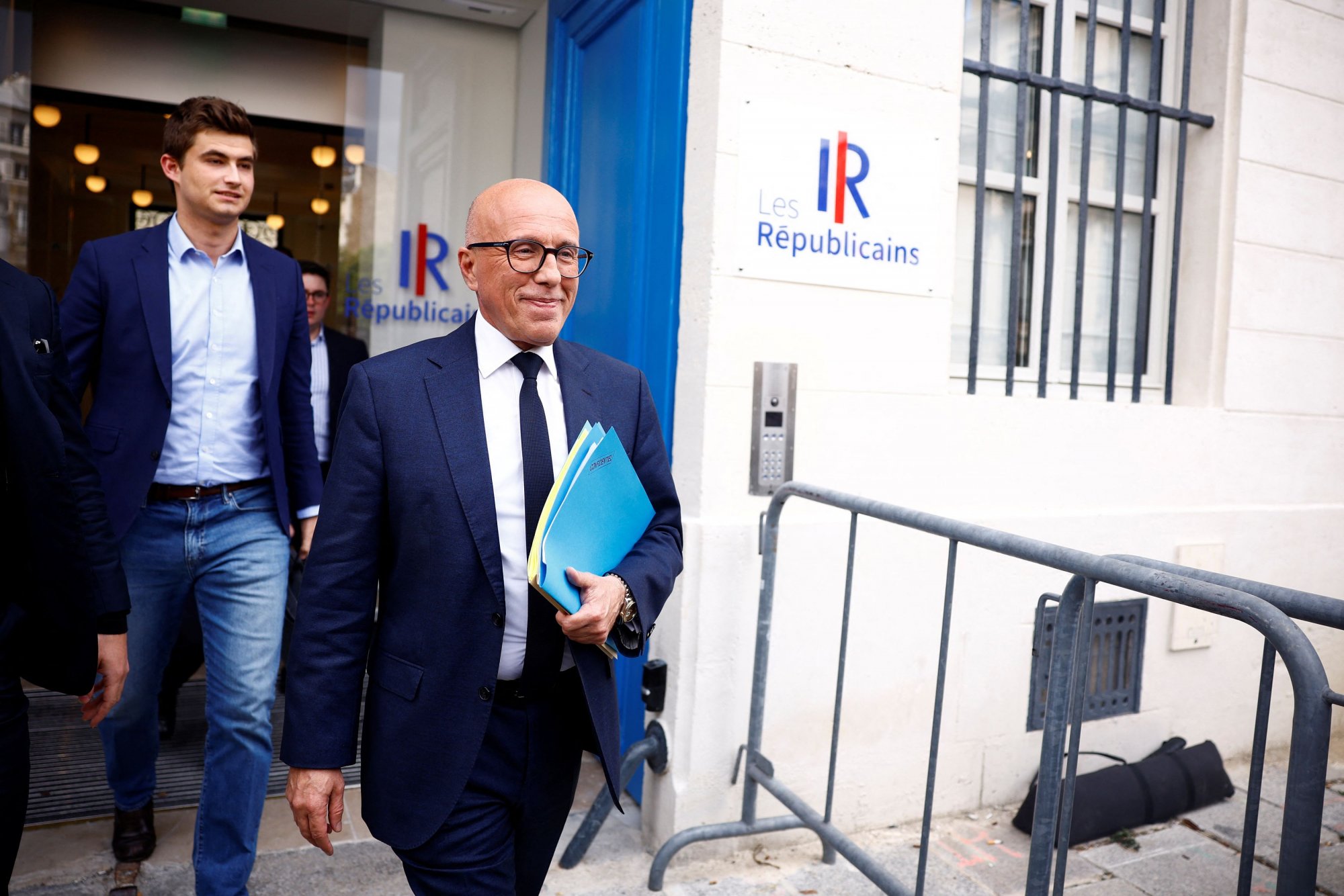 Γαλλία: Αρχηγός κόμματος συμμάχησε με την Λεπέ, καθαιρέθηκε και ταμπουρώθηκε στο γραφεία του!