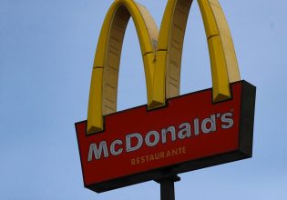 Τεχνητή νοημοσύνη: Αποσύρεται από τα McDonald’s σύστημα που τα έκανε θάλασσα στις παραγγελίες