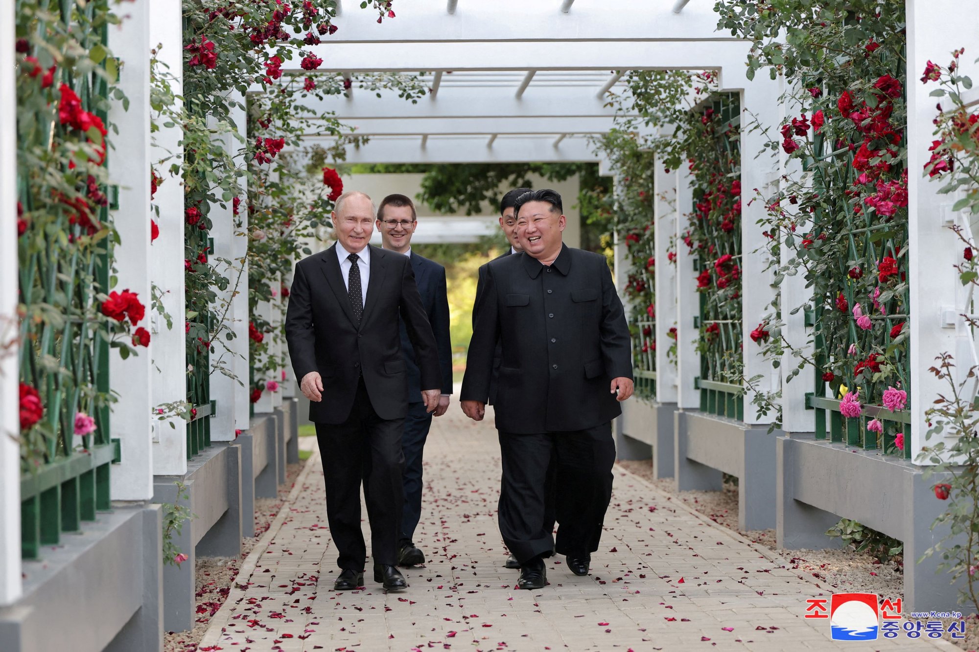 Βόρεια Κορέα: Τα δώρα που αντάλλαξαν Κιμ Γιονγκ Ουν και Βλαντιμίρ Πούτιν (εικόνες)