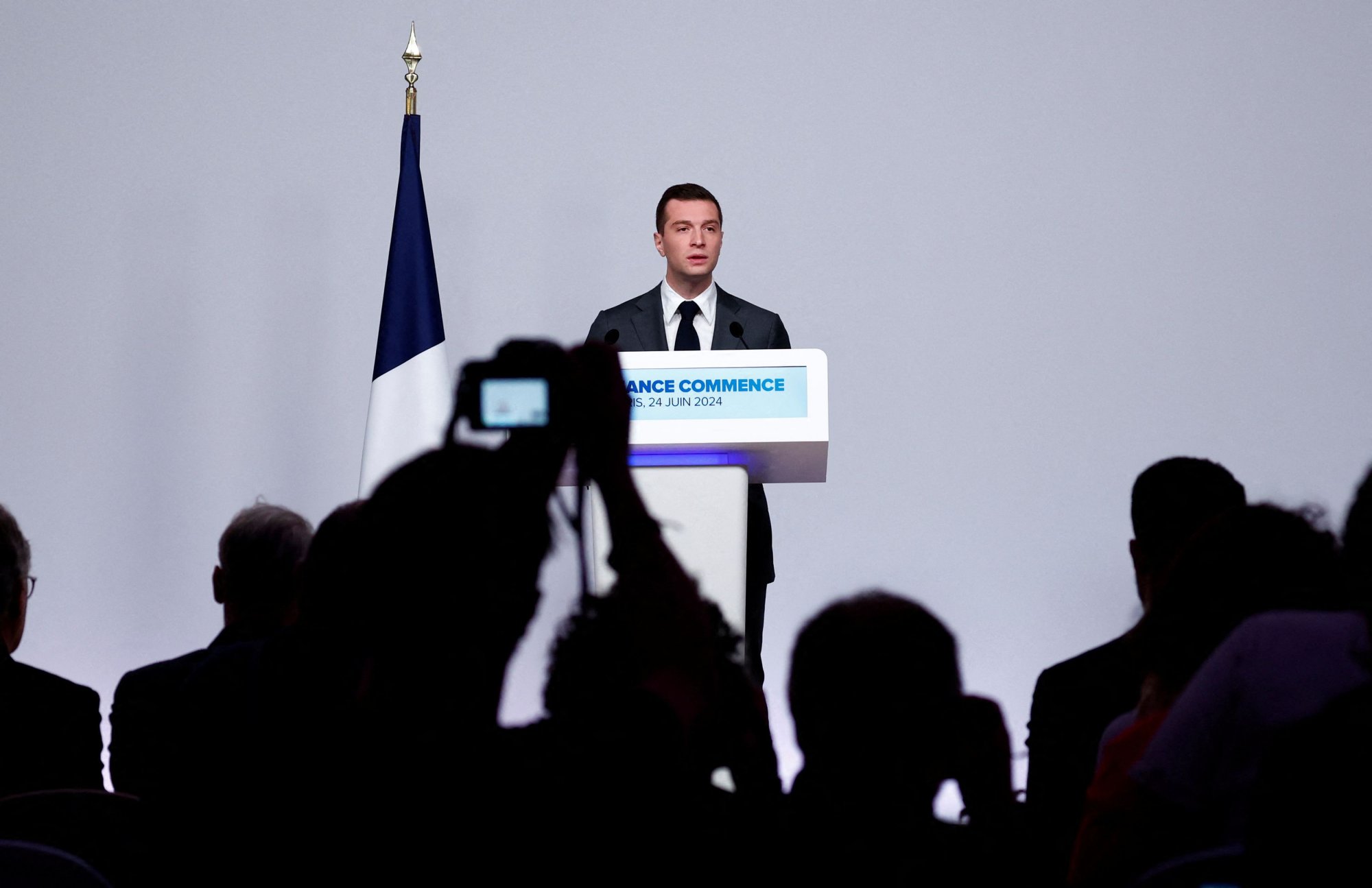 Πρόωρες εκλογές - Γαλλία: Το «όραμά» του για μια ακροδεξιά κυβέρνηση ανέπτυξε ο Μπαρντελά