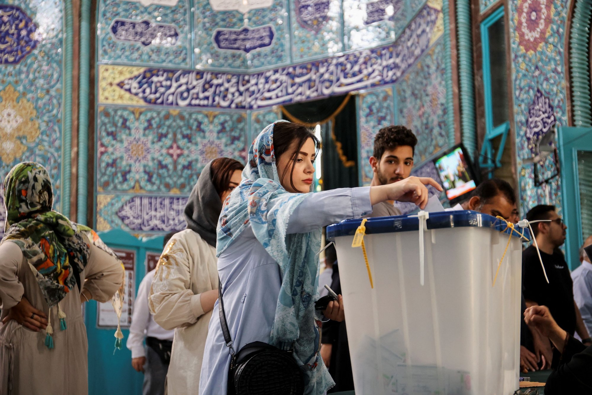 Ιράν: Οδεύει προς τον δεύτερο γύρο των προεδρικών εκλογών εν μέσω ρεκόρ αποχής