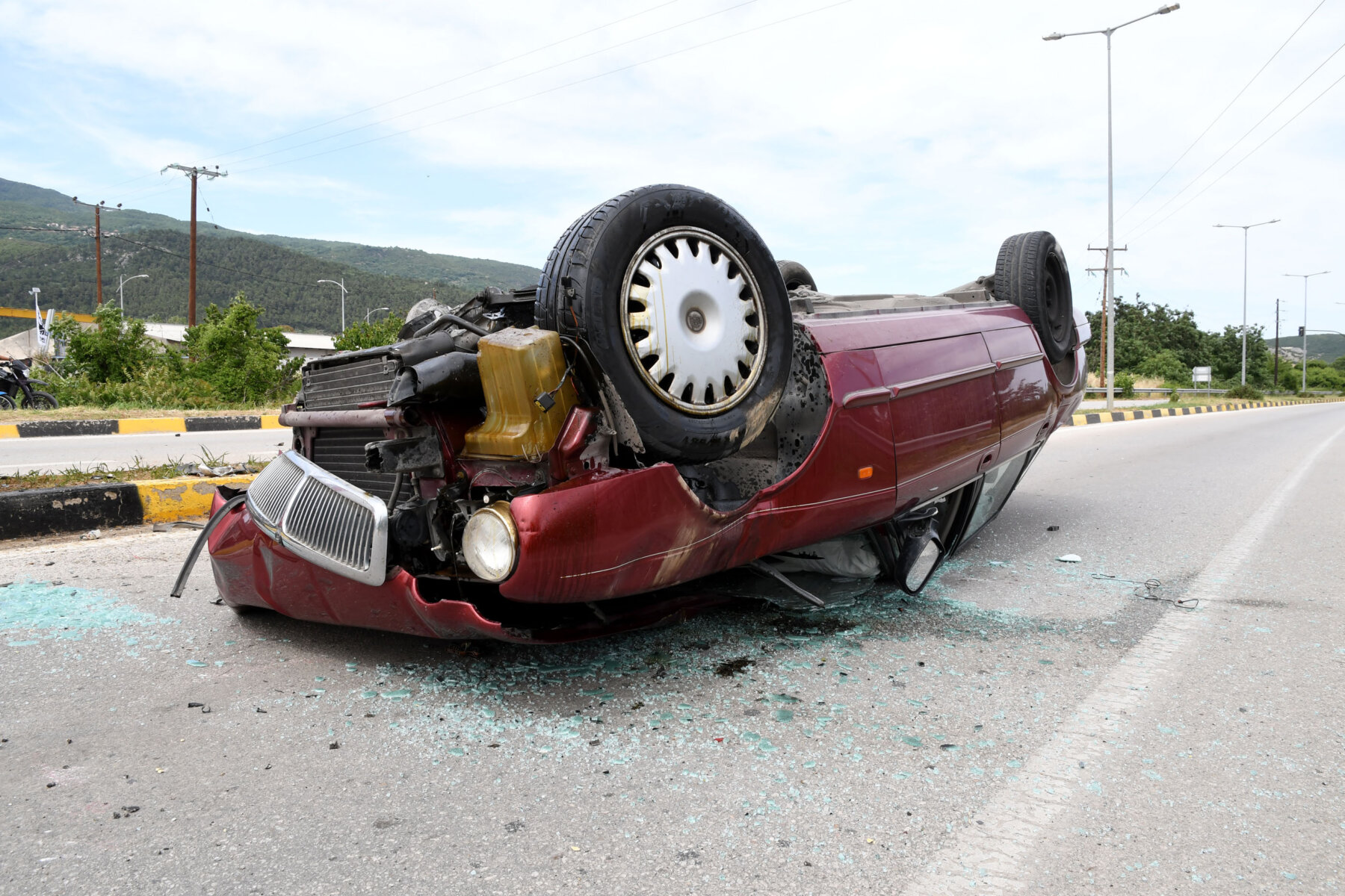 Σοβαρό τροχαίο στην Λάρισα – Αυτοκίνητο «καρφώθηκε» σε κολόνα και αναποδογύρισε