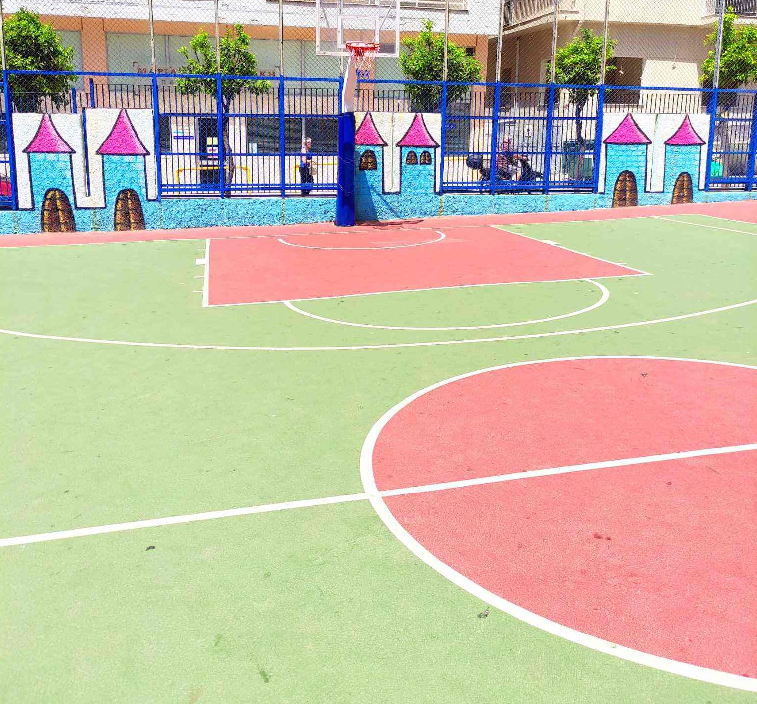Νέα δάπεδα σε αύλειους χώρους και εργασίες αναβάθμισης σε Δημοτικά Σχολεία από τον Δήμο Πειραιά