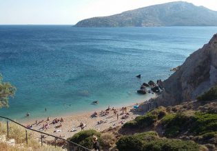 Βάρκιζα – Κλοπή: Επεισοδιακή απόπειρα να αρπάξουν τα πράγματα εφήβων σε παραλία