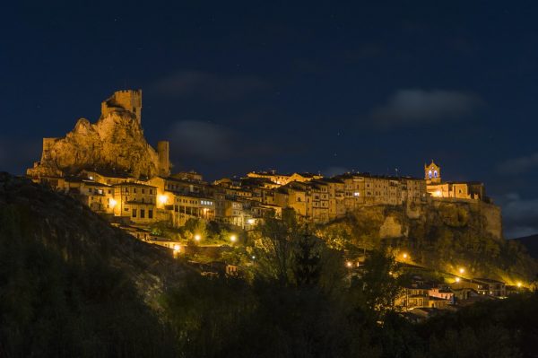 Η μικρότερη «πόλη» της Ισπανίας: Έχει 250 κατοίκους, μικροσκοπικά εστιατόρια και απαγορεύονται τα αυτοκίνητα