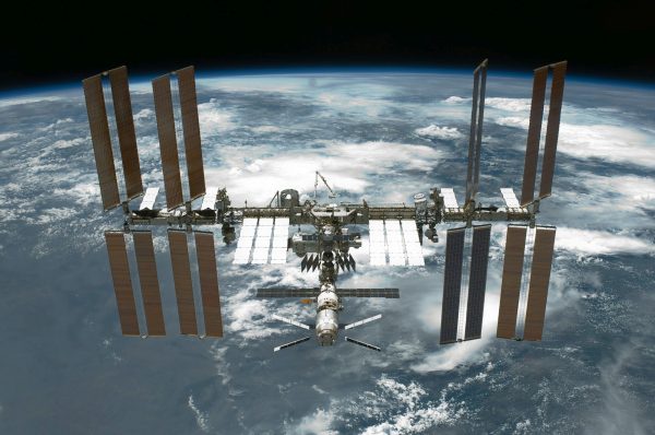 Μυστηριώδης διάλυση ρωσικού δορυφόρου σε τροχιά – Συναγερμός στον Διαστημικό Σταθμό