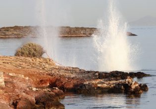 Καβούρι: Επιχείρηση εξουδετέρωσης νάρκης μέσα στη θάλασσα