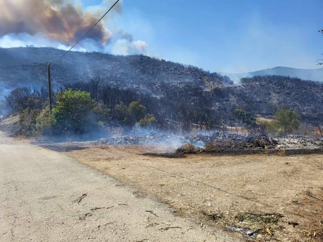 Φωτιές τώρα: Εκκενώνονται χωριά σε Αχαΐα και Αργολίδα – Πρόβλημα με το 112