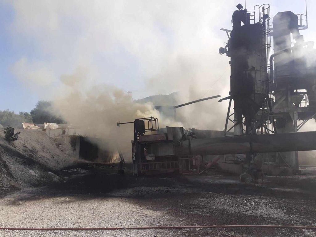 Αγρίνιο: Ένας νεκρός σε μεγάλη φωτιά σε εργοτάξιο στην περιοχή Λεπενού
