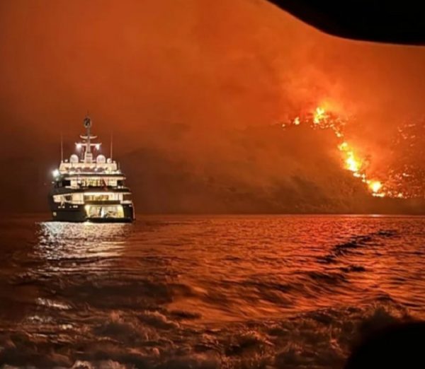 Φωτιά στην Ύδρα: Στη Βουλιαγμένη το σκάφος «Περσεφόνη» από το οποίο φέρεται να έπεσαν τα πυροτεχνήματα