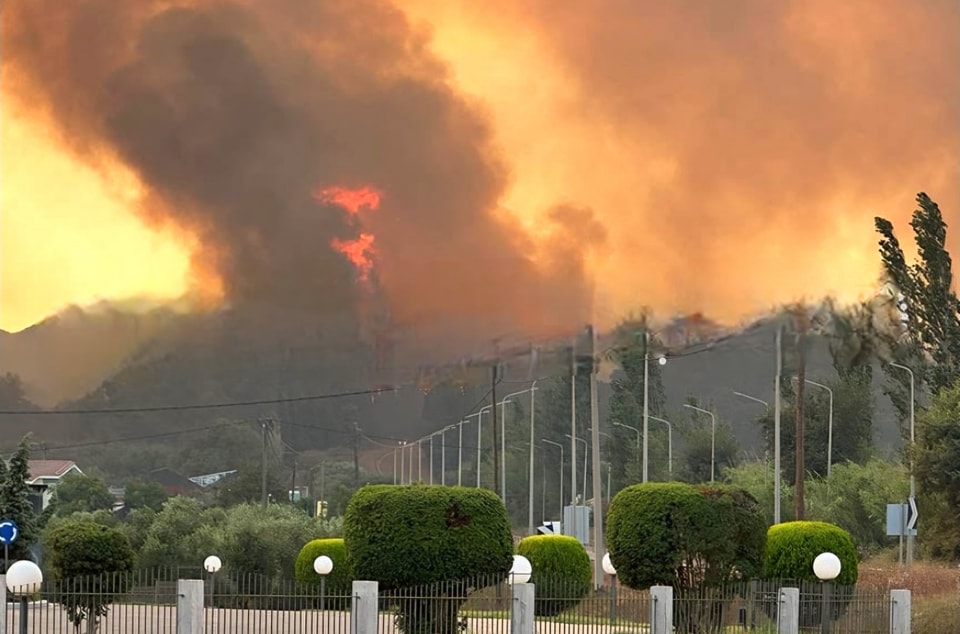 Φωτιά στην Ηλεία: Εκκενώνονται χωριά – Έκλεισε η νέα εθνική οδός Πατρών – Πύργου