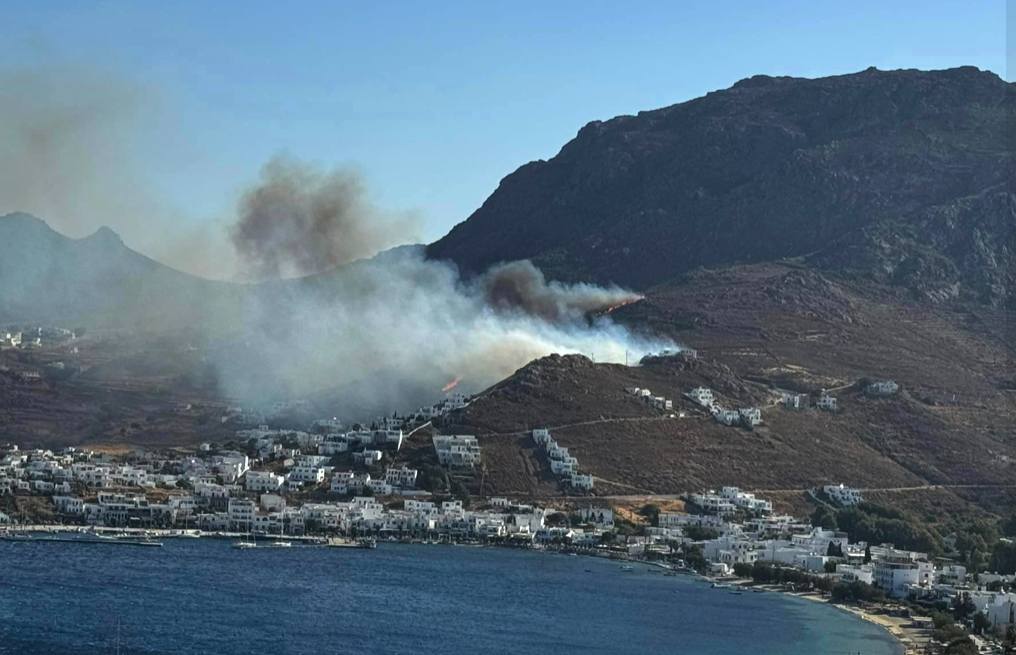 Φωτιά στη Σέριφο: Yπό έλεγχο η πυρκαγιά μετά από ολονύκτια μάχη – «Σταμάτησε στην θάλασσα»