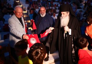 Ο Ολυμπιακός ξανά δίπλα στη Μητρόπολη Πειραιά (pics)