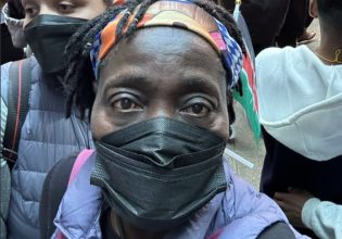 Ταραχές στην Κένυα: Η αδερφή του Μπάρακ Ομπάμα διαδηλώνει και δέχεται επίθεση με δακρυγόνα