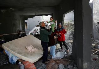 Γάζα: Οικογένεια Παλαιστινίων ζει σε σκηνή που έχει στήσει πάνω στα ερείπια του σπιτιού της