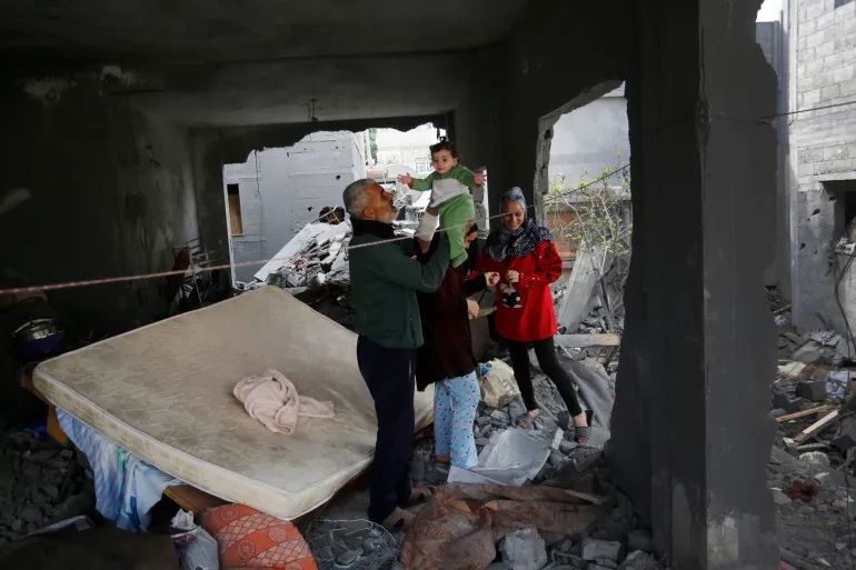Γάζα: Οικογένεια Παλαιστινίων ζει σε σκηνή που έχει στήσει πάνω στα ερείπια του σπιτιού της