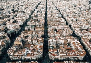 Η στεγαστική κρίση, ο υπερτουρισμός και τα διδάγματα της Βαρκελώνης