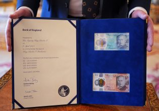 Μεγάλη Βρετανία: Βγήκαν στην κυκλοφορία τα χαρτονομίσματα με τον βασιλιά Κάρολο