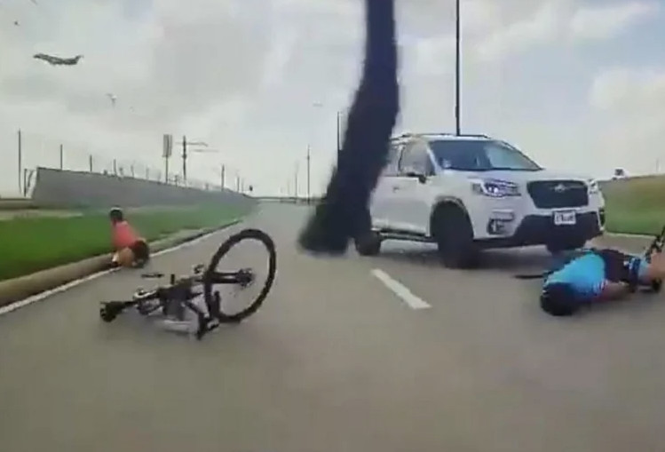 Τέξας: Η τρομακτική στιγμή που οδηγός χτυπάει δύο ποδηλάτες (σκληρές εικόνες)