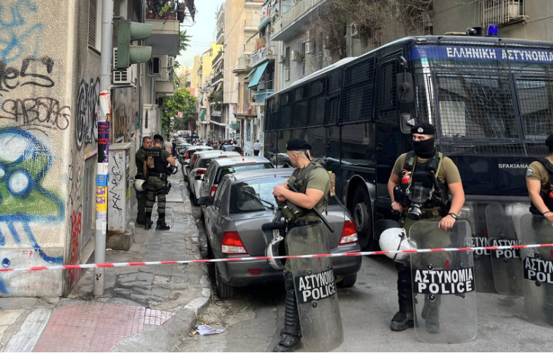 Διπλή επιχείρηση της ΕΛ.ΑΣ. σε υπό κατάληψη κτίρια στο κέντρο της Αθήνας